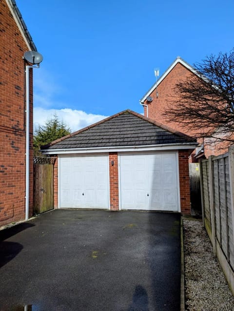 Cosy 3 story home House in England