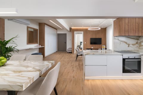 TV and multimedia, Kitchen or kitchenette, dishwasher, oven, stove
