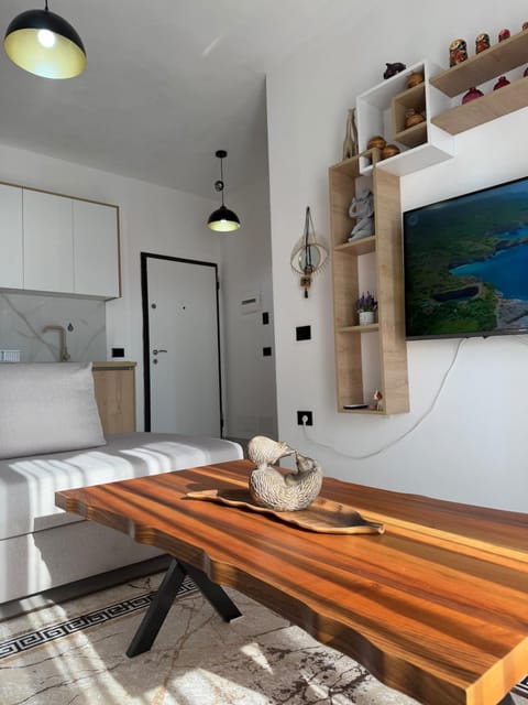TV and multimedia, Kitchen or kitchenette, Living room, Decorative detail, Seating area, Dining area