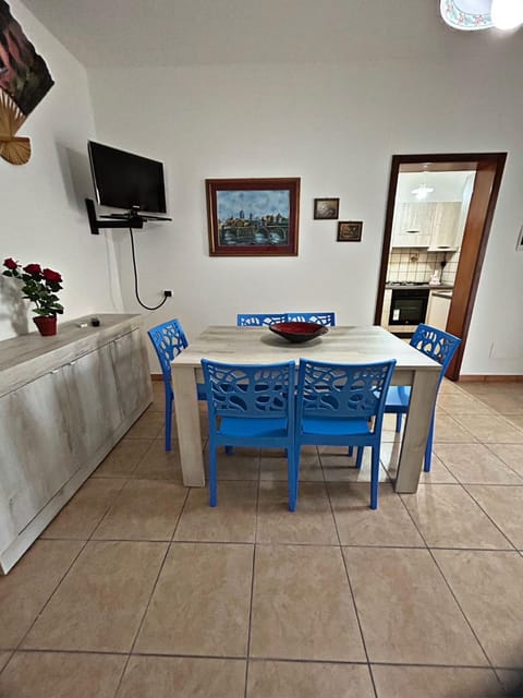 TV and multimedia, Living room, Seating area, Dining area