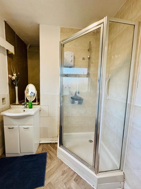 Birmingham 3 bedrooms- Sleeps 6- Free parking House in Wyre Forest District