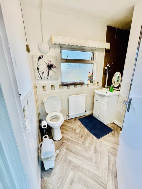 Birmingham 3 bedrooms- Sleeps 6- Free parking House in Wyre Forest District