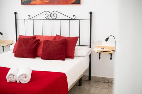 Bed, Bedroom, towels