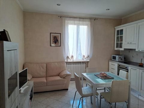 TV and multimedia, Kitchen or kitchenette, Living room, Seating area, Dining area, oven, stove