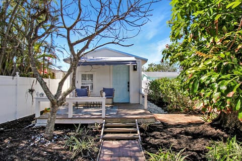 Beautiful pool home in the historic village of Longboat Key - Close to beach House in Longboat Key