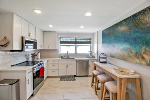 Beautiful pool home in the historic village of Longboat Key - Close to beach House in Longboat Key