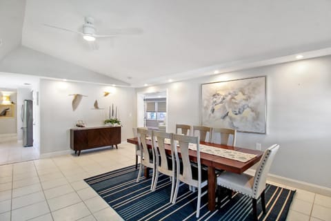 Beautiful pool home in the historic village of Longboat Key - Close to beach House in Longboat Key