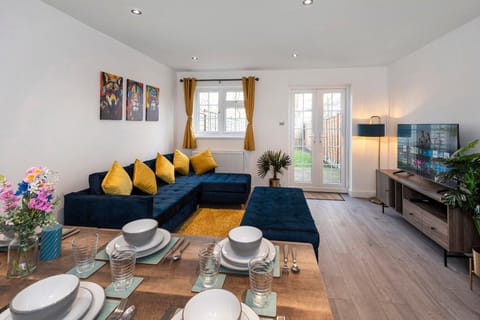 TV and multimedia, Living room, Seating area, Dining area
