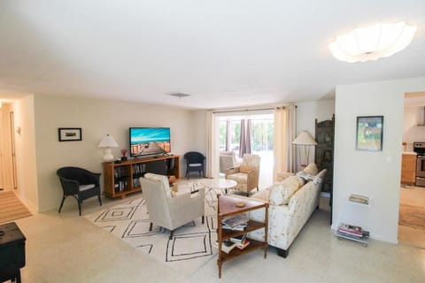 TV and multimedia, Living room, Seating area, Evening entertainment