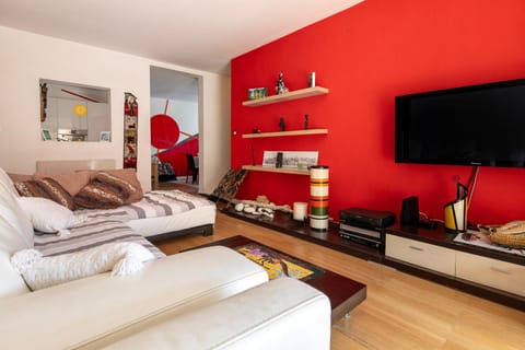 Communal lounge/ TV room, TV and multimedia, Living room, Seating area, Evening entertainment