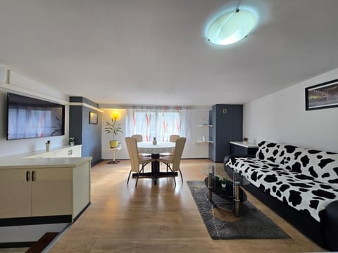 TV and multimedia, Living room, Seating area, Dining area