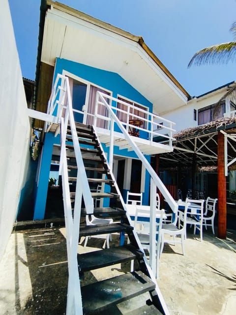 Facade/entrance, bunk bed