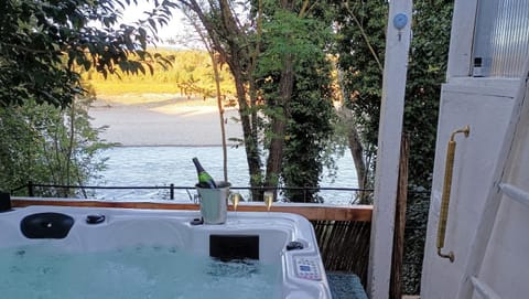 Natural landscape, Hot Tub, Spa and wellness centre/facilities, Fitness centre/facilities, River view