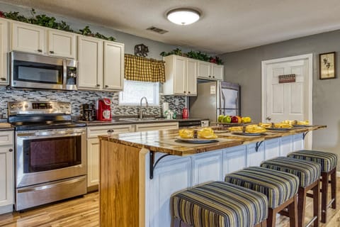 Coffee/tea facilities, Kitchen or kitchenette, Decorative detail, Seating area, microwave, oven, pet friendly, stove, toaster