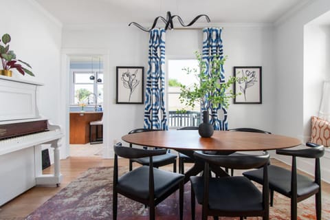 Dundee Getaway Firepit BBQ Walk to Dining & Shops House in Dundee-Happy Hollow