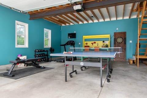 Dundee Getaway Firepit BBQ Walk to Dining & Shops House in Dundee-Happy Hollow