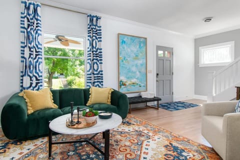 Dundee Getaway Firepit BBQ Walk to Dining & Shops House in Dundee-Happy Hollow