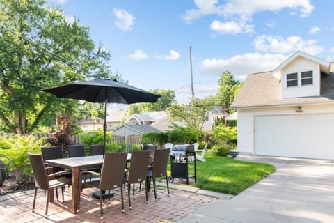 Dundee Getaway Firepit BBQ Walk to Dining & Shops House in Dundee-Happy Hollow