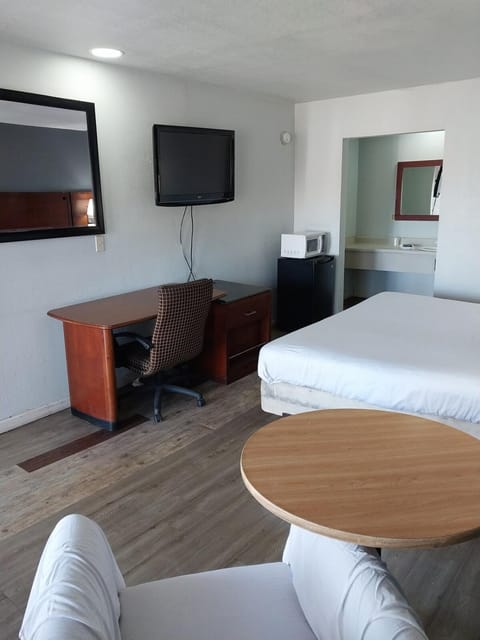 Bed, TV and multimedia, Seating area