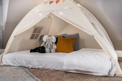 Stunning Yard Wood-Fired Pizza Oven in Dundee House in Dundee-Happy Hollow