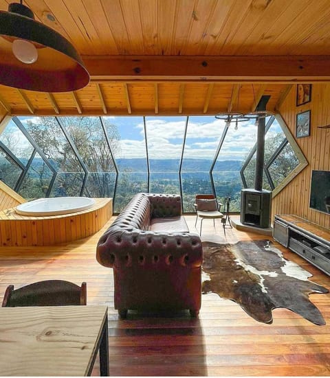 Communal lounge/ TV room, Natural landscape, TV and multimedia, Living room, Seating area, Evening entertainment, Mountain view