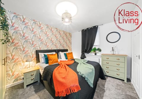 Bed, Decorative detail, Bedroom, Guests, group of guests, cot, Family