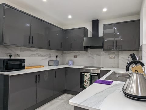 5 Ensuite Bedroom House Near Centre Free Parking House in York