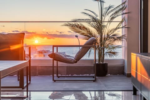 Patio, Day, Natural landscape, View (from property/room), Balcony/Terrace, Sea view, Sunrise, Sunset, sunbed