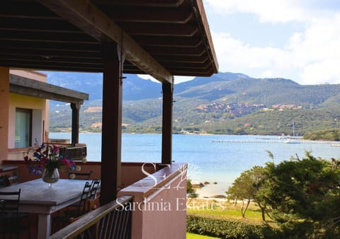 Natural landscape, View (from property/room), Balcony/Terrace, Dining area, Mountain view