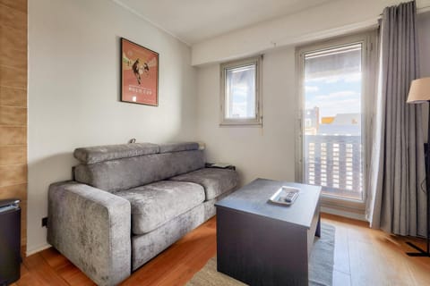 Bed, Living room