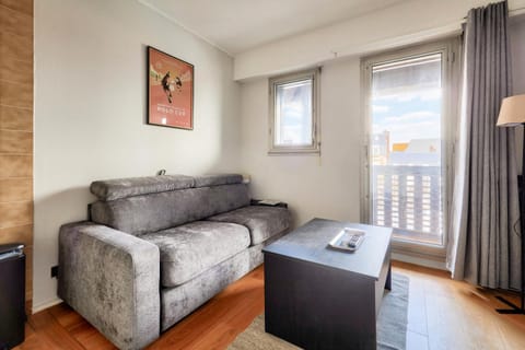 Bed, Living room