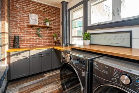 Blame Jaime - downtown, the heart of all the fun! Apartment in Port Clinton