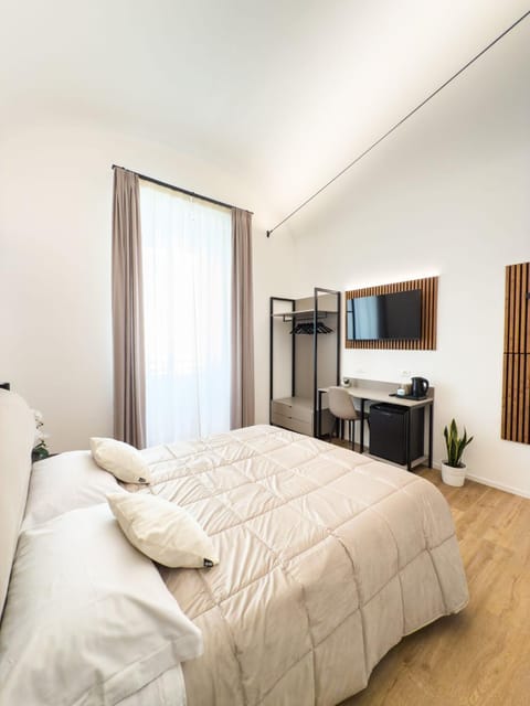 Bed, TV and multimedia, Photo of the whole room, Bedroom