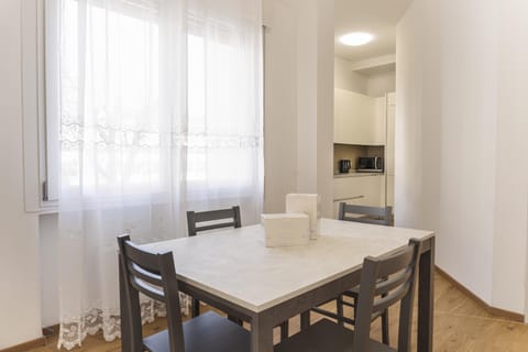 Kitchen or kitchenette, Seating area, Dining area