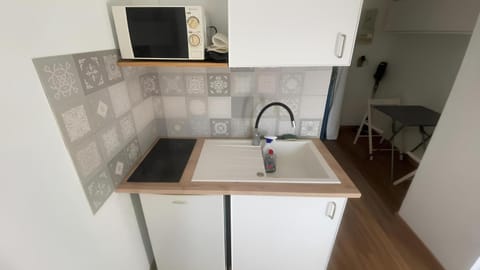 Kitchen or kitchenette, microwave, stove
