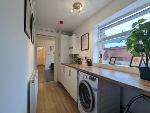 Modern Double Room w Private Bath & Free Parking House in York