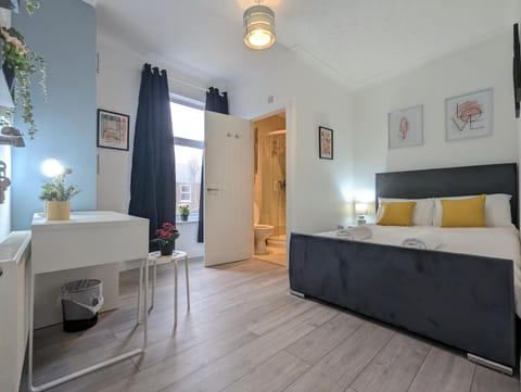 Modern Double Room w Private Bath & Free Parking House in York