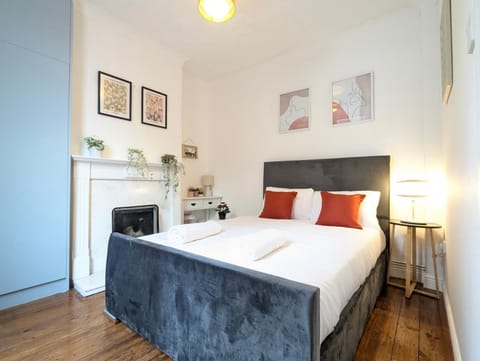 Modern Double Room w Private Bath & Free Parking House in York