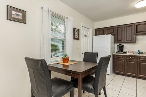 Coffee/tea facilities, Dining area, kitchen