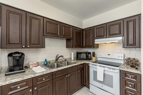 Coffee/tea facilities, microwave, oven, stove, kitchen