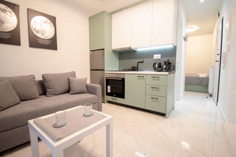 Kitchen or kitchenette, Living room, Seating area, oven, stove