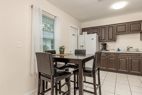 Coffee/tea facilities, Dining area, kitchen