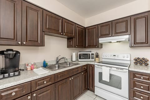 Coffee/tea facilities, microwave, oven, stove, kitchen