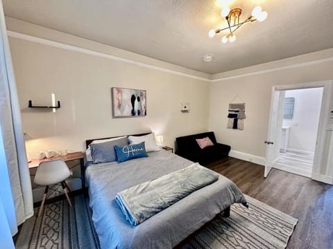 Bed, Living room, Photo of the whole room, Seating area, Bedroom