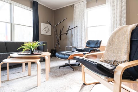 Enchanting 3BR Cottage Close to Downtown House in Omaha