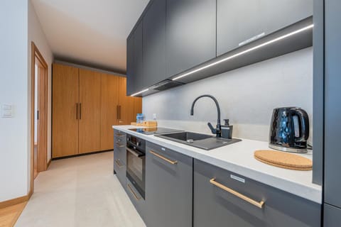 Coffee/tea facilities, Kitchen or kitchenette, stove