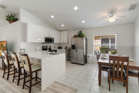 Spacious 4 Bedroom Vacation Villa Near Disney perfect for Two Families House in Loughman