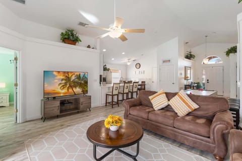 Spacious 4 Bedroom Vacation Villa Near Disney perfect for Two Families House in Loughman