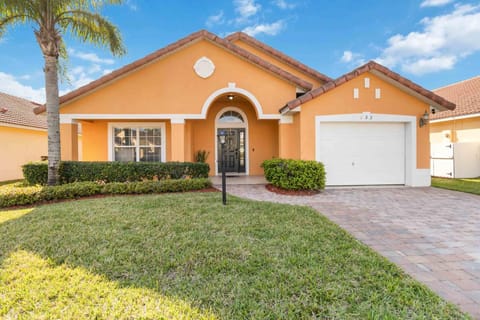 Spacious 4 Bedroom Vacation Villa Near Disney perfect for Two Families House in Loughman