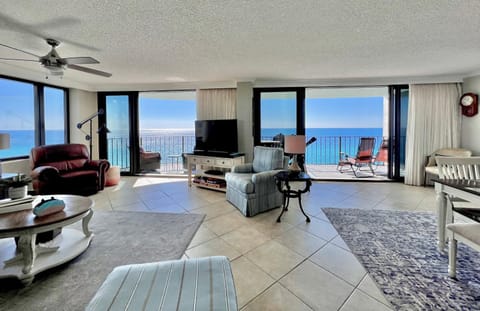 Communal lounge/ TV room, TV and multimedia, View (from property/room), Balcony/Terrace, Living room, Seating area, Dining area, Beach, Evening entertainment, Sea view